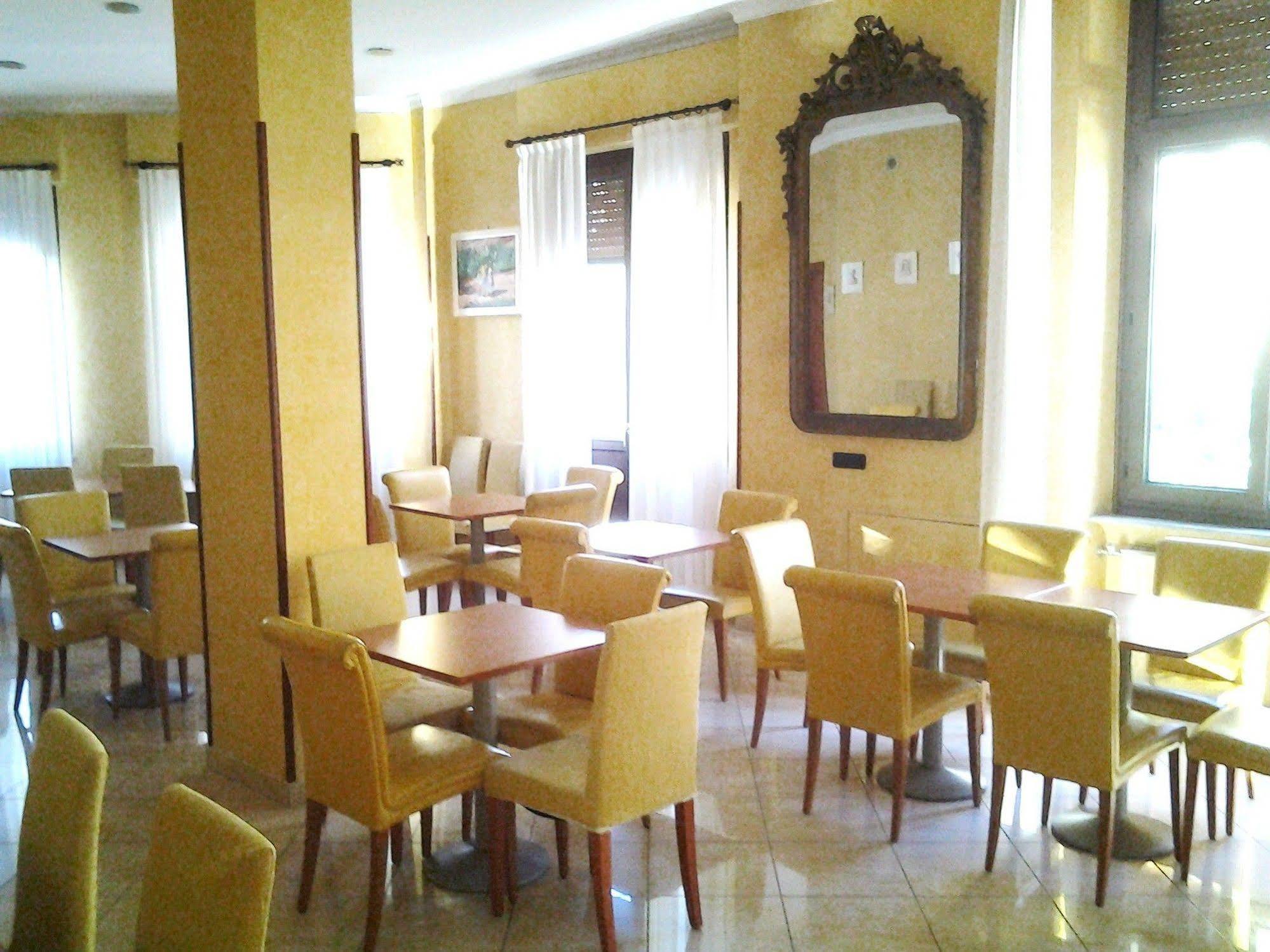 Hotel Nuovo Suisse Alassio Buitenkant foto